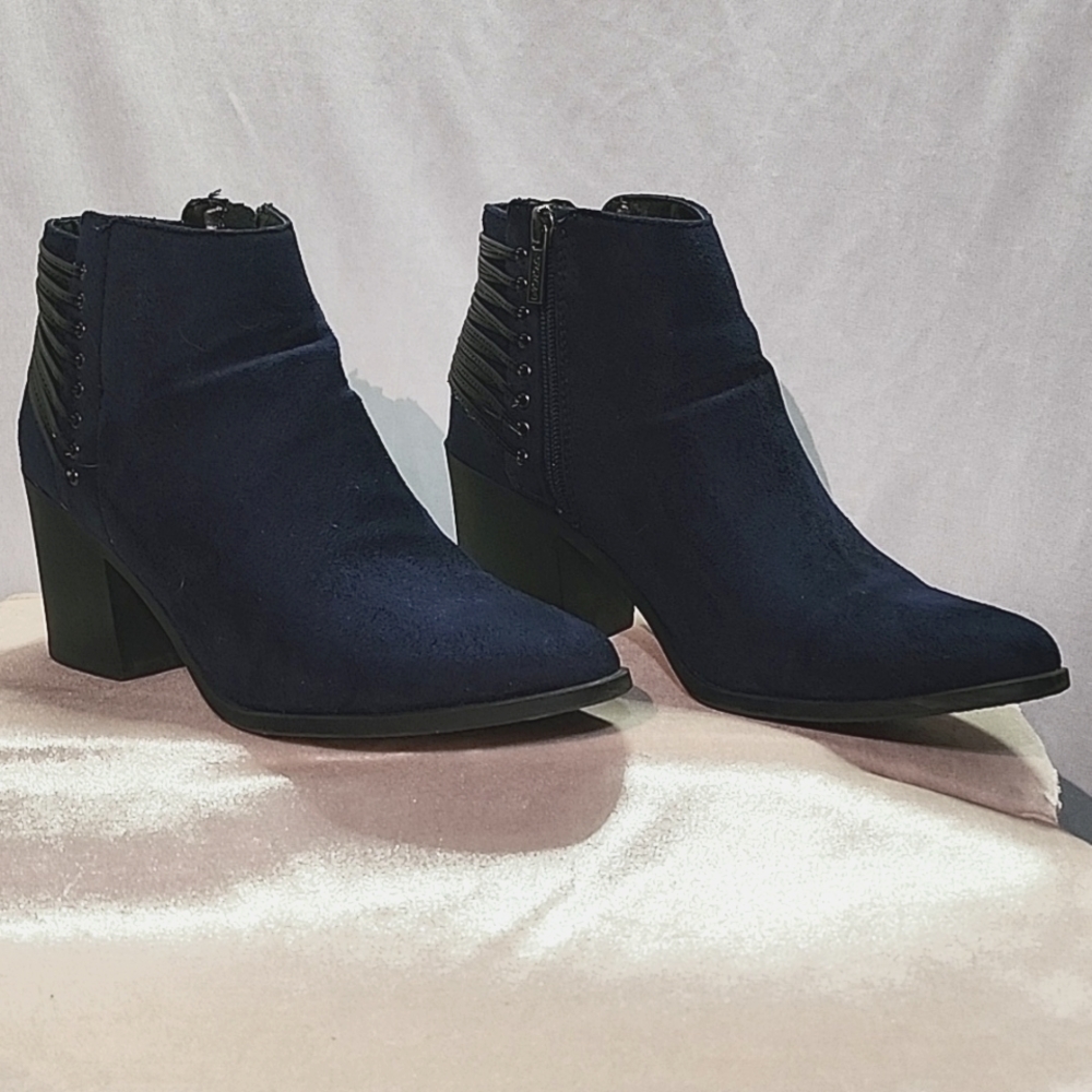 Women's EUC Navy Ankle Boots size 8M
